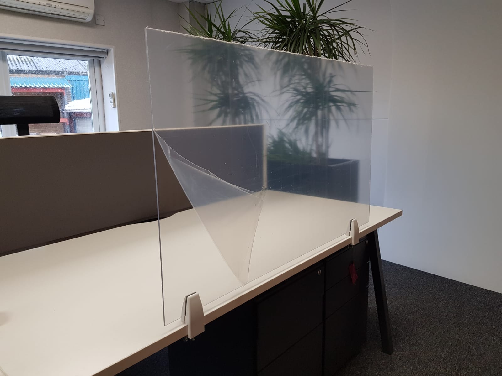 Edge-mounted Clearsafe screen